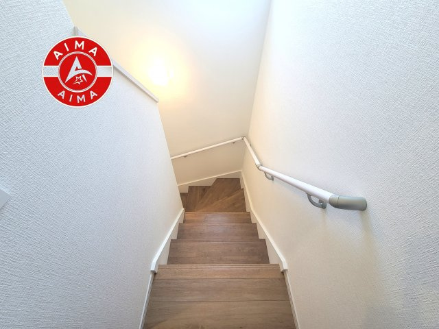 1の内装|＜手すり付階段＞手すりがないと階段の昇り降りで危険なことはもちろん、壁に手をつきながら歩くことで壁紙が汚れやすくなります。すべての方に快適に昇り降りしていただくため、手すりを設置しました。
