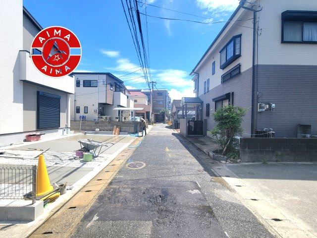 1の前面道路含む現地写真|前面道路は閑静な住宅地をはしる車通りの少ない道路。お車の出し入れが苦手なママや小さなお子様にも安心ですね。しっかり舗装もされているので、ベビーカーや自転車で通っても快適に通行できます。