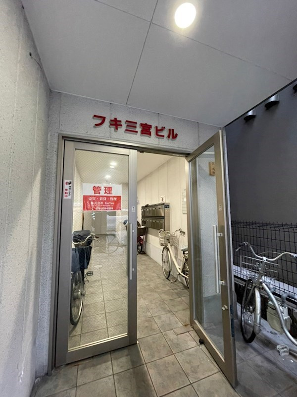 フキ三宮ビルのエントランス