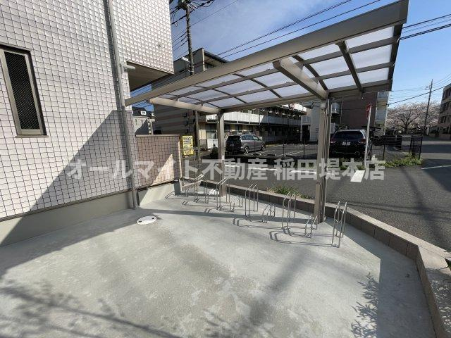 川崎市多摩区登戸のアパートの駐車場