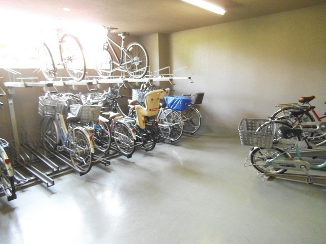 カルム赤羽のその他共用部分|自転車置場は屋根付きで、整理されています☆