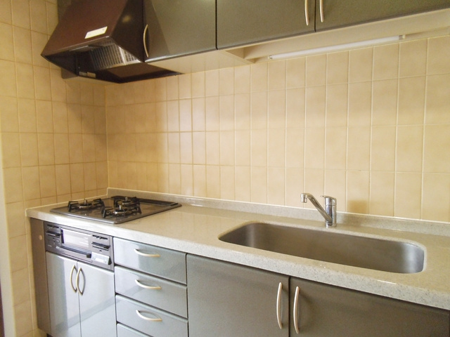 カルム赤羽のキッチン|３口ガスコンロ付きのキッチン！収納たっぷりです☆