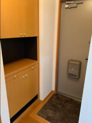 【玄関】 | アメニティ殿山　Ａ棟 | 反転間取り別部屋写真です。