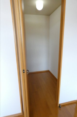 【収納】 | アメニティ殿山　Ａ棟 | 反転間取り別部屋写真です。
