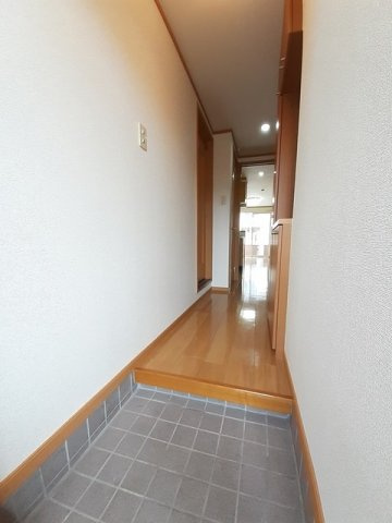 メゾンドアンジュＢの玄関|ゆったりとした玄関です