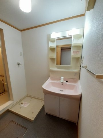 メゾンドアンジュＢの洗面所|ゆったりとスペースのある洗面所