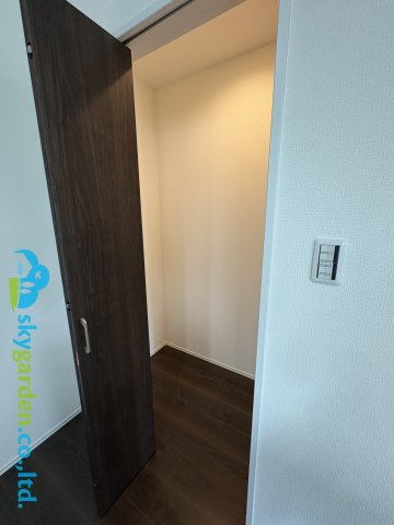 鎌倉市今泉台三丁目　新築戸建　全１棟の収納|キッチン横のパントリー