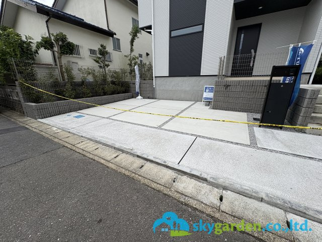 鎌倉市今泉台三丁目　新築戸建　全１棟の駐車場|車種により並列２～３台駐車可