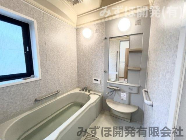 東村山郡中山町あおば5-3の浴室|適度な大きさの窓で換気もばっちりです。