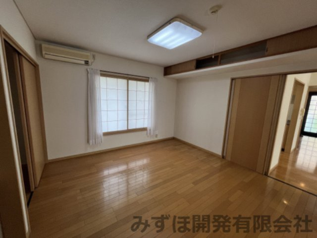 東村山郡中山町あおば5-3の洋室|玄関から一番奥の洋室です。寝室としても落ち着いた空間です。