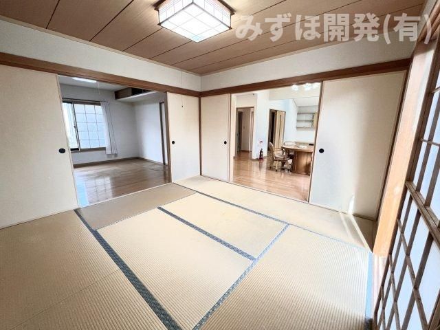 東村山郡中山町あおば5-3の和室|リビングダイニングにつながる和室です。