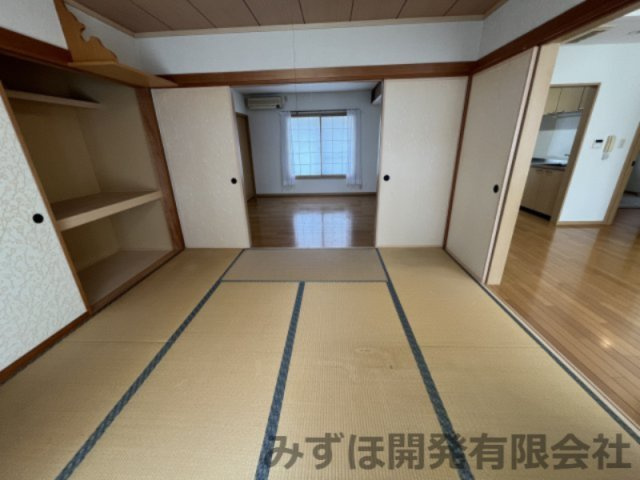 東村山郡中山町あおば5-3の和室|リビングダイニングにつながる和室です。