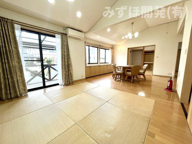 東村山郡中山町あおば5-3の居間・リビング|天窓からは柔らかな光が差し込みます。バルコニーも完備。