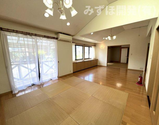東村山郡中山町あおば5-3の居間・リビング|天窓からは柔らかな光が差し込みます。バルコニーも完備。
