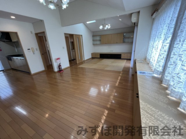 東村山郡中山町あおば5-3の居間・リビング|天窓からは柔らかな光が差し込みます。バルコニーも完備。