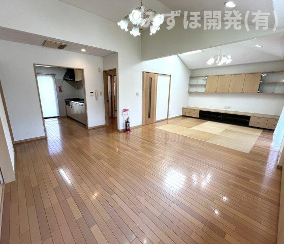 東村山郡中山町あおば5-3の居間・リビング|高く設計された天井は、開放的な空間になっています。
