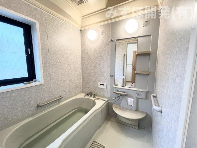 東村山郡中山町あおば5-3の浴室|適度な大きさの窓で換気もばっちりです。