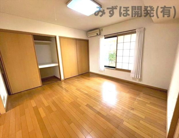 東村山郡中山町あおば5-3の洋室|玄関から一番奥の洋室です。寝室としても落ち着いた空間です。
