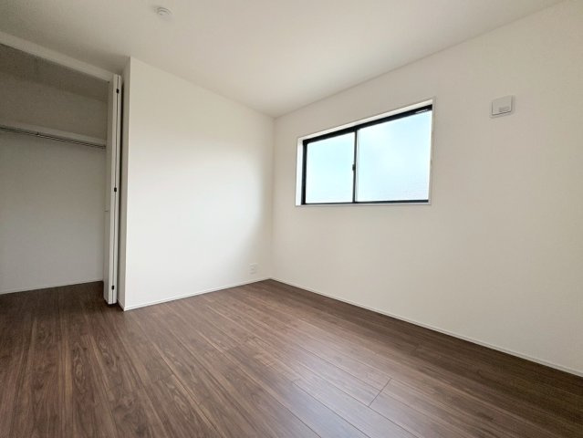 リーブルガーデン　各務原市那加前野町一丁目　全7区画分譲の洋室|全居室にたっぷり収納できる大型クローゼット、居室部分の窓ガラスには間に空気層を設けたペアガラスを採用。
高い断熱性と共にガラス面の結露対策にも効果を発揮します。