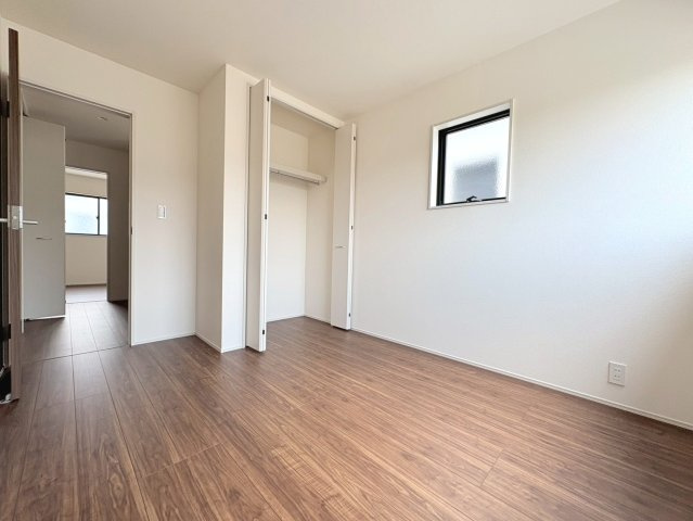 リーブルガーデン　各務原市那加前野町一丁目　全7区画分譲の洋室|すべての居室にはたっぷり収納できる大型のクローゼット、各室に２４時間換気システムを設置しています。
排気ファンから低風量で24時間強制排気し、家の中の空気をいつも新鮮に保ちます。
