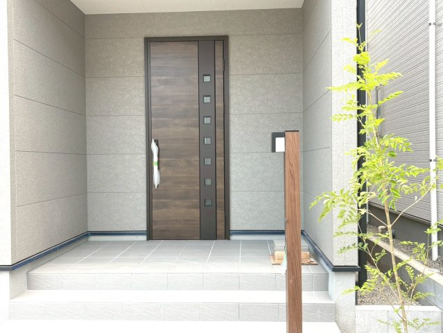 リーブルガーデン　各務原市那加前野町一丁目　全7区画分譲の玄関|【ピッキング防止機能付き玄関ドア錠】玄関ドアの鍵は上下に２つあり、内側の下段は脱着サムターンキー。
鍵を不正に開錠されても、もう１つの鍵でピッキングを防ぎます。防犯性の高い仕様になっています。