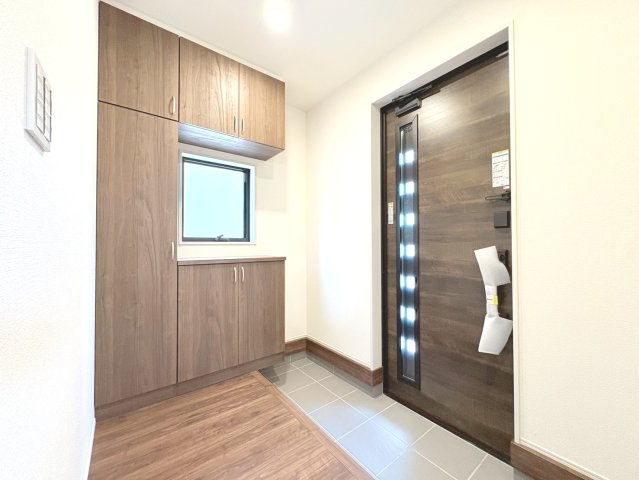 リーブルガーデン　各務原市那加前野町一丁目　全7区画分譲の玄関|大容量のシューズ収納付きで玄関周りもすっきり！玄関ドアからの光が玄関ホールを明るくしてくれます。