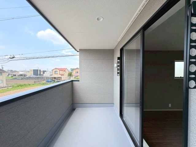 リーブルガーデン　各務原市那加前野町一丁目　全7区画分譲のバルコニー|バルコニーは南向きで洗濯物もよく乾きます！強度と表面積硬度を持つFPRで防水しています。