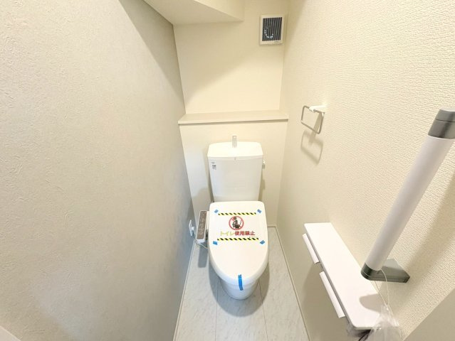 リーブルガーデン　各務原市那加前野町一丁目　全7区画分譲のトイレ|超表面平滑加工とイオンパワーの「セフィオンテクト」加工で、汚れが付きにくく落ちやすい仕様で清潔です。
便器にフチがないので汚れが隠れて見えない部分がありません。お手入れがとってもラクラクです。