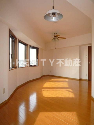 【居間・リビング】 | グランド・ガーラ南大井 | 使いやすい居間です