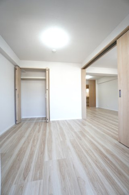 【洋室】 | 【上質リノベ】ドルミ庚午 | 【洋室約5.0帖】
どんな家具や敷物でも部屋に馴染みやすく、
コーディネートがし易そうですね。
配置も柔軟に対応できるので身の回りの整理もし易い！
自分好みの空間に出来そうですね！