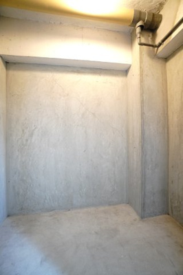 【設備】 | 【上質リノベ】ドルミ庚午 | 【約2帖トランクルーム】
季節物の収納やアウトドア用品の保管に便利な、
同一階の無償トランクルーム付き。
お部屋の中をすっきり保ちやすい、
暮らしを整える＋αの収納空間です。