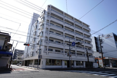 【外観】 | 【上質リノベ】ドルミ庚午 | 【資料には掲載していない情報】
物件の陽当りや通風・仕様設備やお部屋の大きさの比較、
近隣・周辺環境や街並みなど、資料には掲載していない情報が
現地にはたくさんあります。是非ご確認ください。