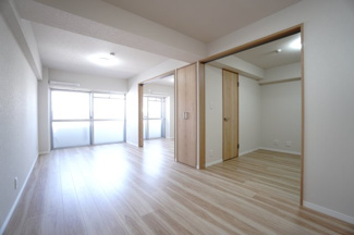 【居間・リビング】 | 【上質リノベ】ドルミ庚午 | 【約15.9帖】
 隣の空間とゆるやかにつながることで、
リビングに広さ以上の開放感が生まれています。
扉の開け閉めで使い方に変化をつけられるため、
家族構成や暮らし方にもやさしく寄り添ってくれそう。