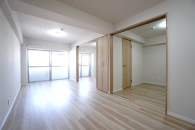 【居間・リビング】 | 【上質リノベ】ドルミ庚午 | 【約15.9帖】
 隣の空間とゆるやかにつながることで、
リビングに広さ以上の開放感が生まれています。
扉の開け閉めで使い方に変化をつけられるため、
家族構成や暮らし方にもやさしく寄り添ってくれそう。