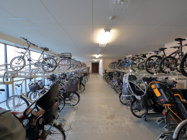 ■駐輪場完備で、自転車利用者にも便利な環境です。周辺の交通機関も充実しており、生活しやすい立地です。