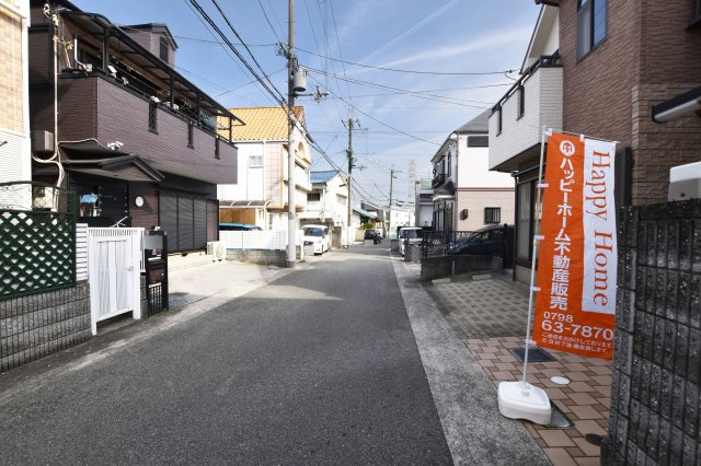 伊丹市南野１丁目中古戸建│6LDK+駐車駐輪の前面道路含む現地写真|前面道路　幅員5.0ｍ