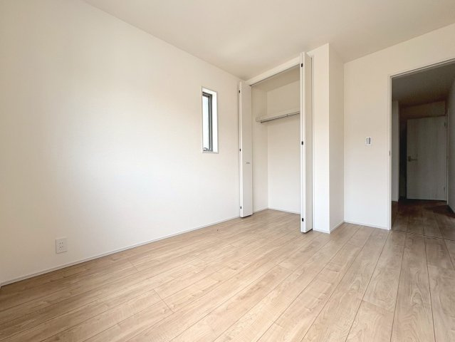 【商談中】リーブルガーデン　各務原市那加前野町一丁目　全7区画分譲の洋室|全居室にたっぷり収納できる大型クローゼット、居室部分の窓ガラスには間に空気層を設けたペアガラスを採用。
高い断熱性と共にガラス面の結露対策にも効果を発揮します。