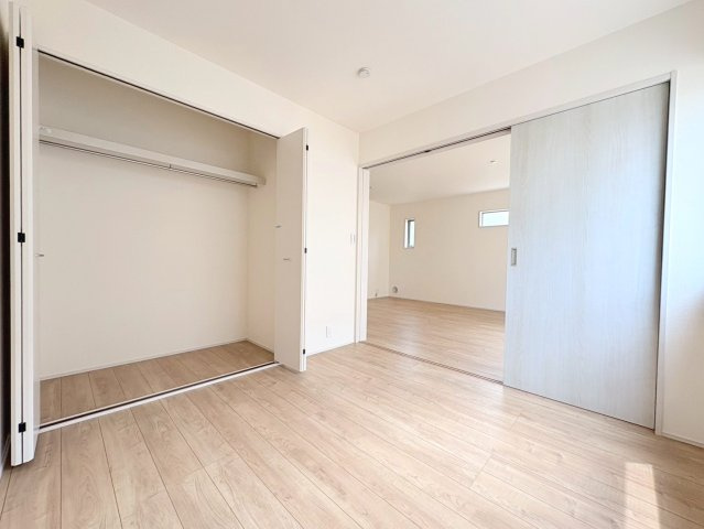 【商談中】リーブルガーデン　各務原市那加前野町一丁目　全7区画分譲の洋室|すべての居室にはたっぷり収納できる大型のクローゼット、各室に２４時間換気システムを設置しています。
排気ファンから低風量で24時間強制排気し、家の中の空気をいつも新鮮に保ちます。
