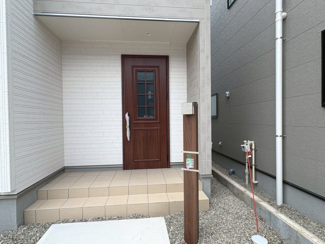 【商談中】リーブルガーデン　各務原市那加前野町一丁目　全7区画分譲の玄関|【ピッキング防止機能付き玄関ドア錠】玄関ドアの鍵は上下に２つあり、内側の下段は脱着サムターンキー。
鍵を不正に開錠されても、もう１つの鍵でピッキングを防ぎます。防犯性の高い仕様になっています。
