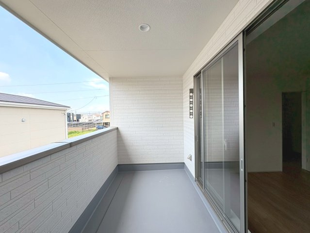 【商談中】リーブルガーデン　各務原市那加前野町一丁目　全7区画分譲のバルコニー|バルコニーは南向きで洗濯物もよく乾きます！強度と表面積硬度を持つFPRで防水しています。