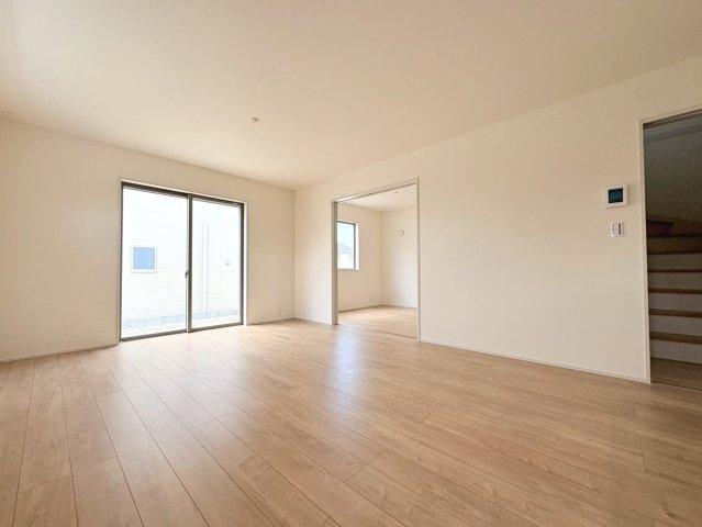 【商談中】リーブルガーデン　各務原市那加前野町一丁目　全7区画分譲の居間・リビング|明るい日差しをふんだんに取り込んだリビングダイニングは家族の笑顔につつまれた素敵な空間になります。
一建設の家は精度が高く丈夫な工法を採用し、「住宅トップランナー基準」に対応しています。