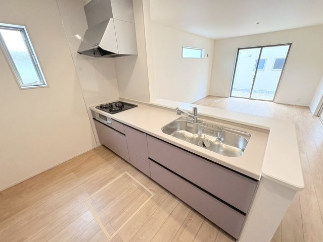 【商談中】リーブルガーデン　各務原市那加前野町一丁目　全7区画分譲のキッチン|機能的で手入れがしやすいシステムキッチンでお掃除も楽々。蛇口は浄水器内蔵型で節湯CI対応水栓です。　
人造大理石カウンターやキッチンパネルなど明るくきれいにお使いいただけます。