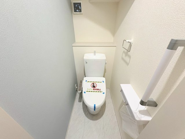 【商談中】リーブルガーデン　各務原市那加前野町一丁目　全7区画分譲のトイレ|超表面平滑加工とイオンパワーの「セフィオンテクト」加工で、汚れが付きにくく落ちやすい仕様で清潔です。
便器にフチがないので汚れが隠れて見えない部分がありません。お手入れがとってもラクラクです。