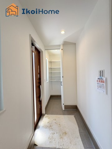明石市大久保町江井島　新築戸建の玄関|【ホームページに現地動画掲載中】●年中無休：当日予約可●SICございますので、ベビーカー等も収可能♪