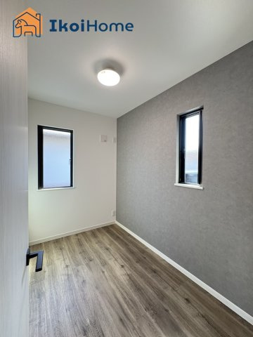 明石市大久保町江井島　新築戸建の子供部屋|【ホームページに現地動画掲載中】●年中無休：当日予約可●アクセントクロスがおしゃれな空間です。