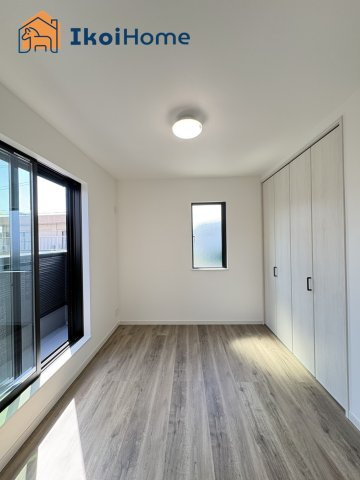 明石市大久保町江井島　新築戸建の寝室|【ホームページに現地動画掲載中】●年中無休：当日予約可●こちらの洋室からバルコニーに出ていただけます