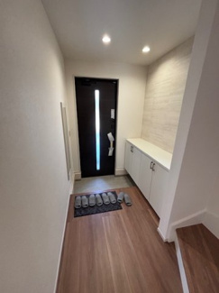 【玄関】 | 廿日市市物見西1（前空駅）全2区画　NO2 | シューズボックスが設置されており、家族の靴がスッキリ収納できます☆