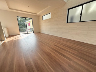 【居間・リビング】 | 廿日市市物見西1（前空駅）全2区画　NO2 | 大きな窓が設置された20帖リビング☆対面式のキッチンでリビングが見渡せるので、お子様やご家族の様子が見えて安心です♪