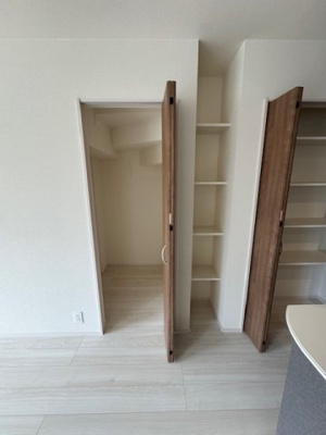 【収納】 | 堺市南区晴美台3丁　1号棟 | 用途によって使い分けできる3つのリビング収納！オープン棚にはお気に入りの小物などを置いて、インテリアに彩りを添えることも。