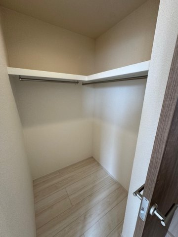 【収納】 | 堺市南区晴美台3丁　1号棟 | 5.2帖洋室のWIC！収納力が高くシーズン、シーズンオフに問わず多くの衣類が収納可能です。